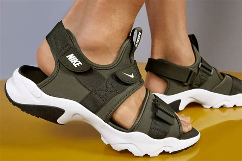 witte nike sandalen.